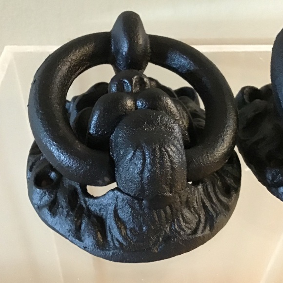 Black Cast Iron Lion Set of 2 Door Knockers with hardware - Picture 8 of 16